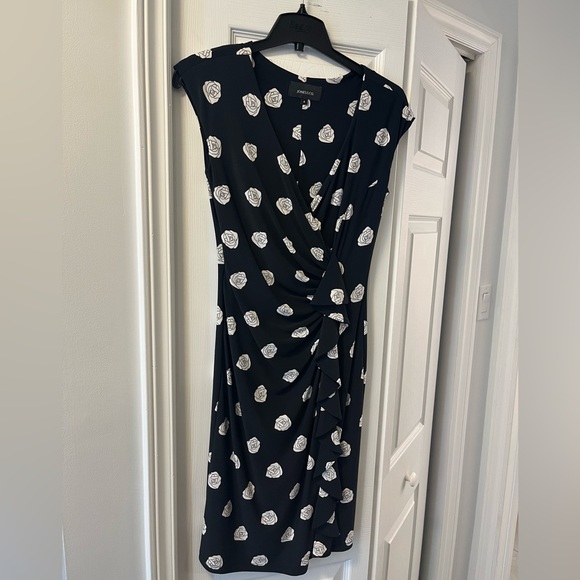 Black and white geometric rose pattern stretch material. - Picture 1 of 2